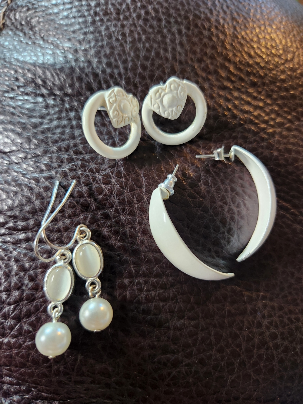 3 Pairs Of Vintage White Earrings White Pearl & Resin Set - Women Jewelry